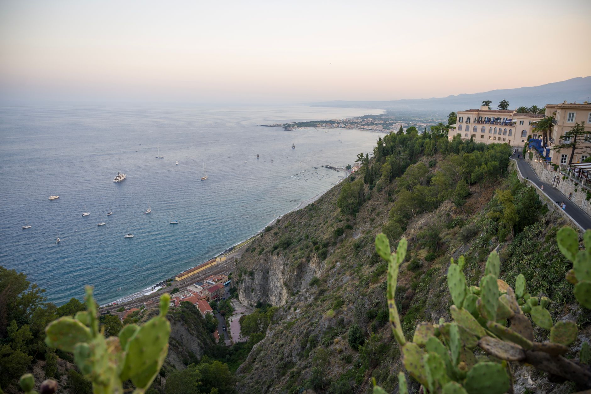 Vue sur la côte depuis Taormine en Sicile