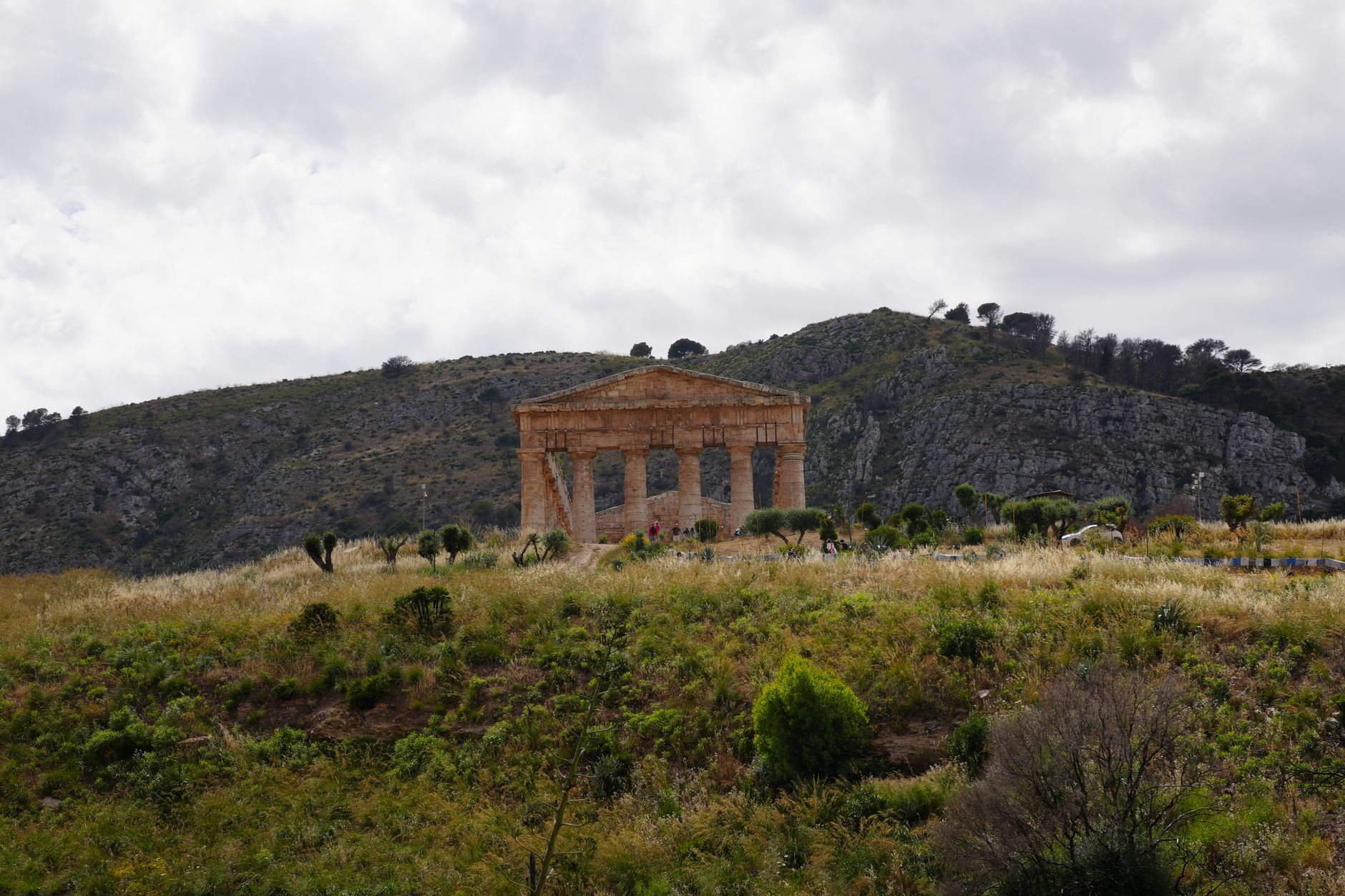 Le temple de Ségeste posé sur les collines, à l'est de Trapani