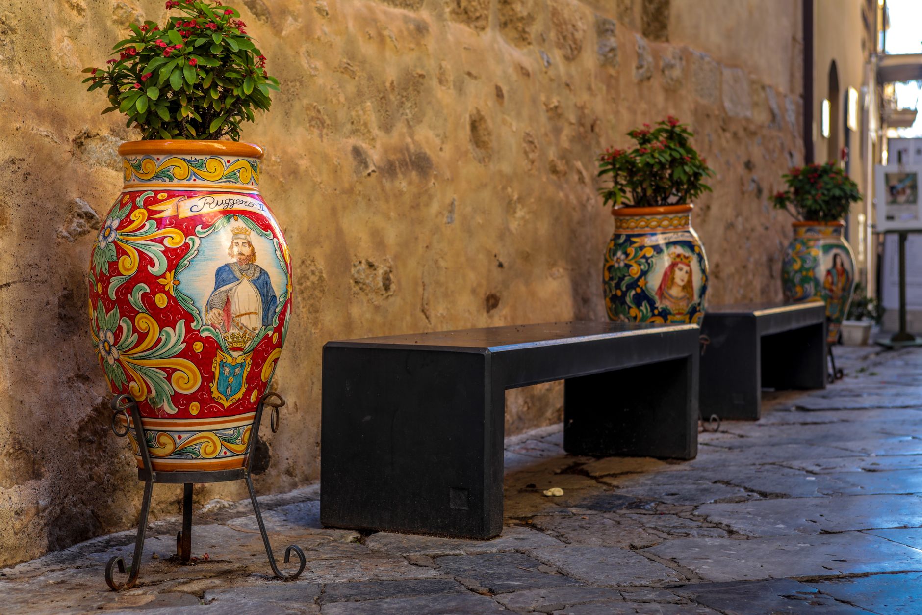 Poteries siciliennes exposées dans une ruelle, à la manière de Caltagirone