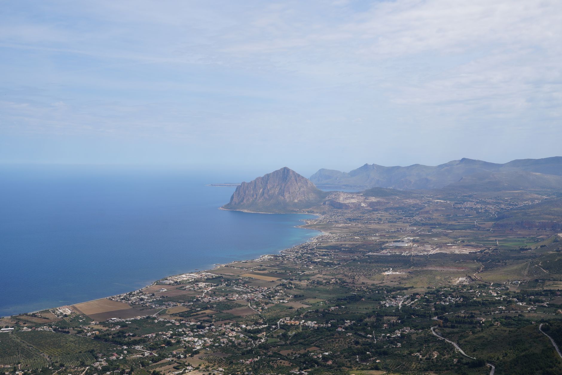 Le Monte Cofano dominant la mer, dans l'ouest sicilien